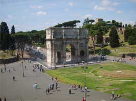 Вид из Колизея на триумфальную арку.