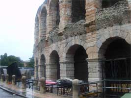 Колизей местный - третий по величине в Италии