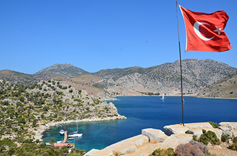 Турецкий флаг реет над всеми государственными объектами