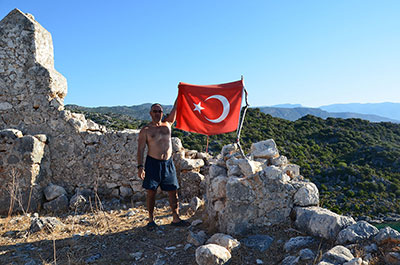 Турецкий флаг развевается на всех зарегистрированных достопримах